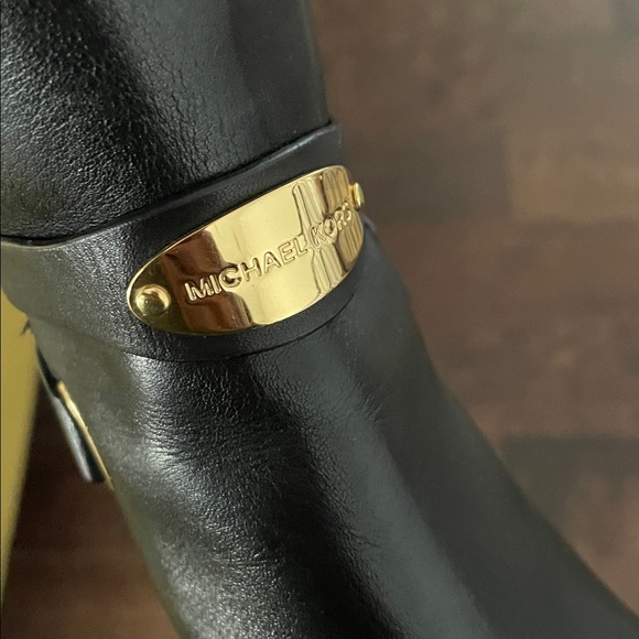 Michael Kors Arley Ankle Boots Black Leather Size 8 Logo Plaque Accent Bloc Heel - Picture 6 of 8